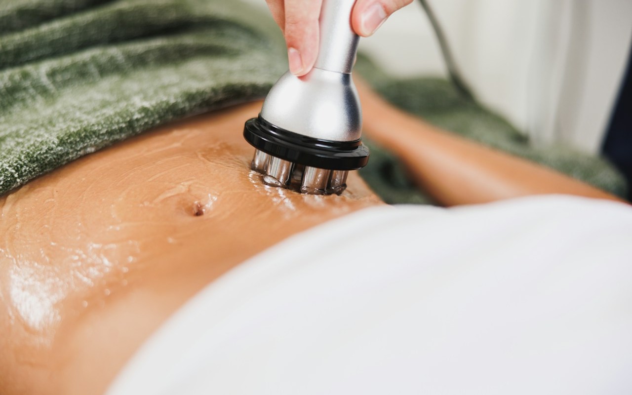 Tratamiento de cavitación ultrasónica y remodelación corporal en cabina