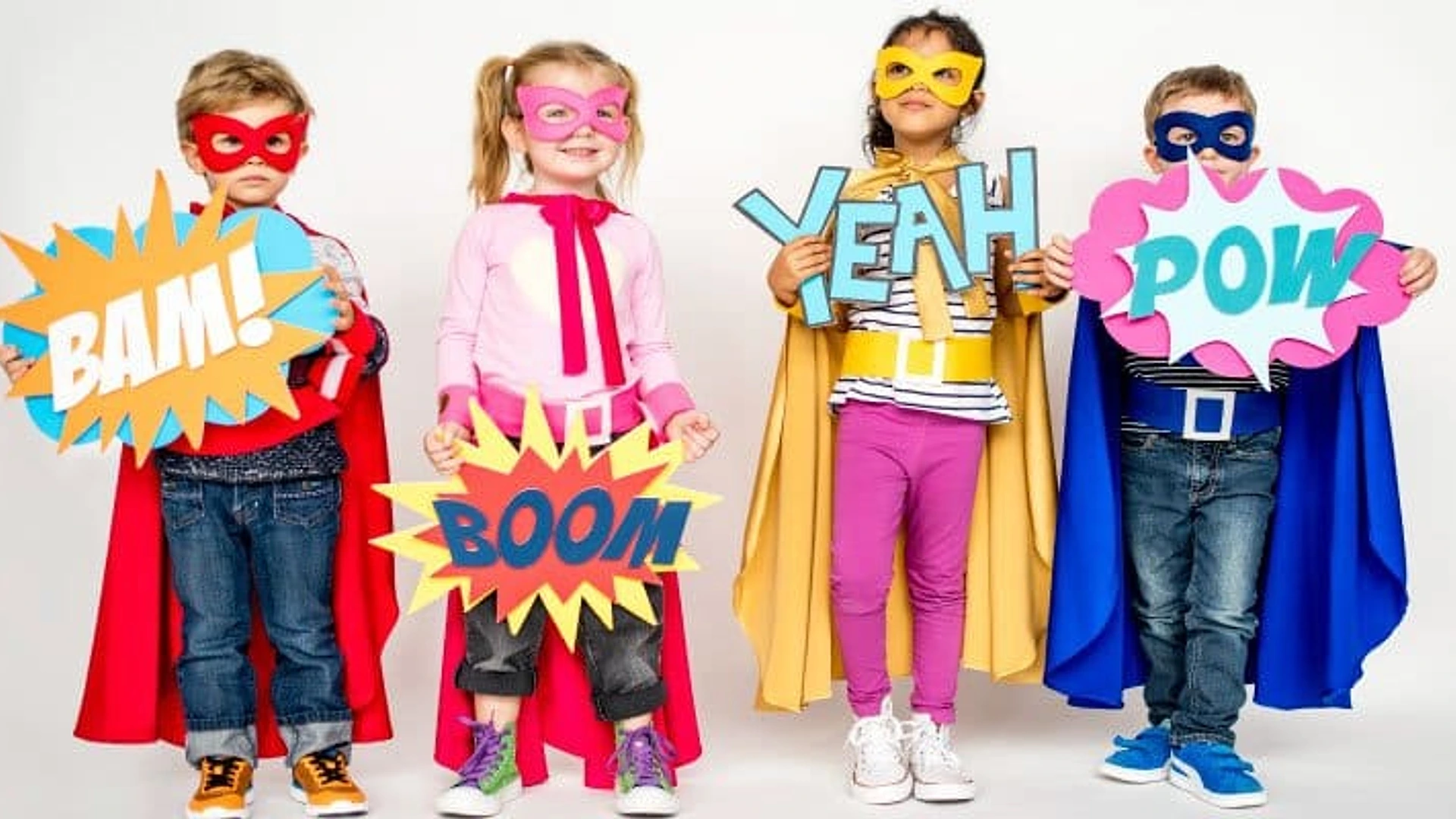 Niños y niñas en fiesta de belleza y celebración infantil en Madrid