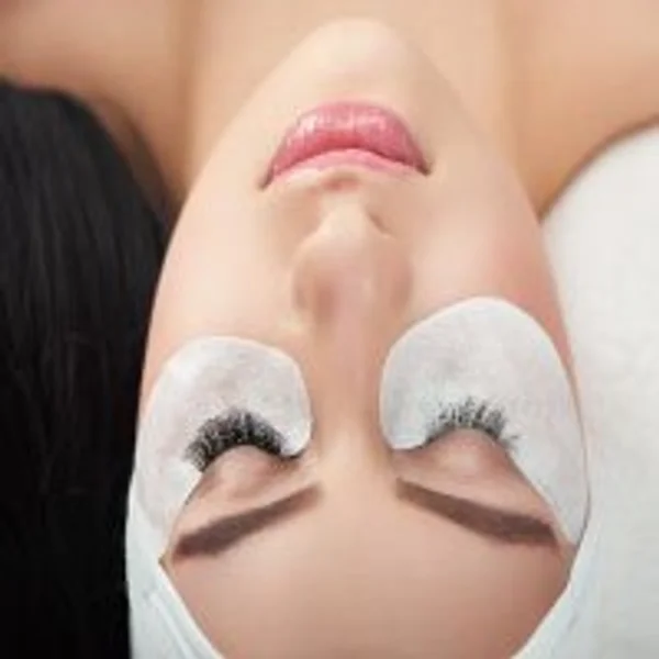 Relleno y mantenimiento de extensiones de pestañas de seda natural